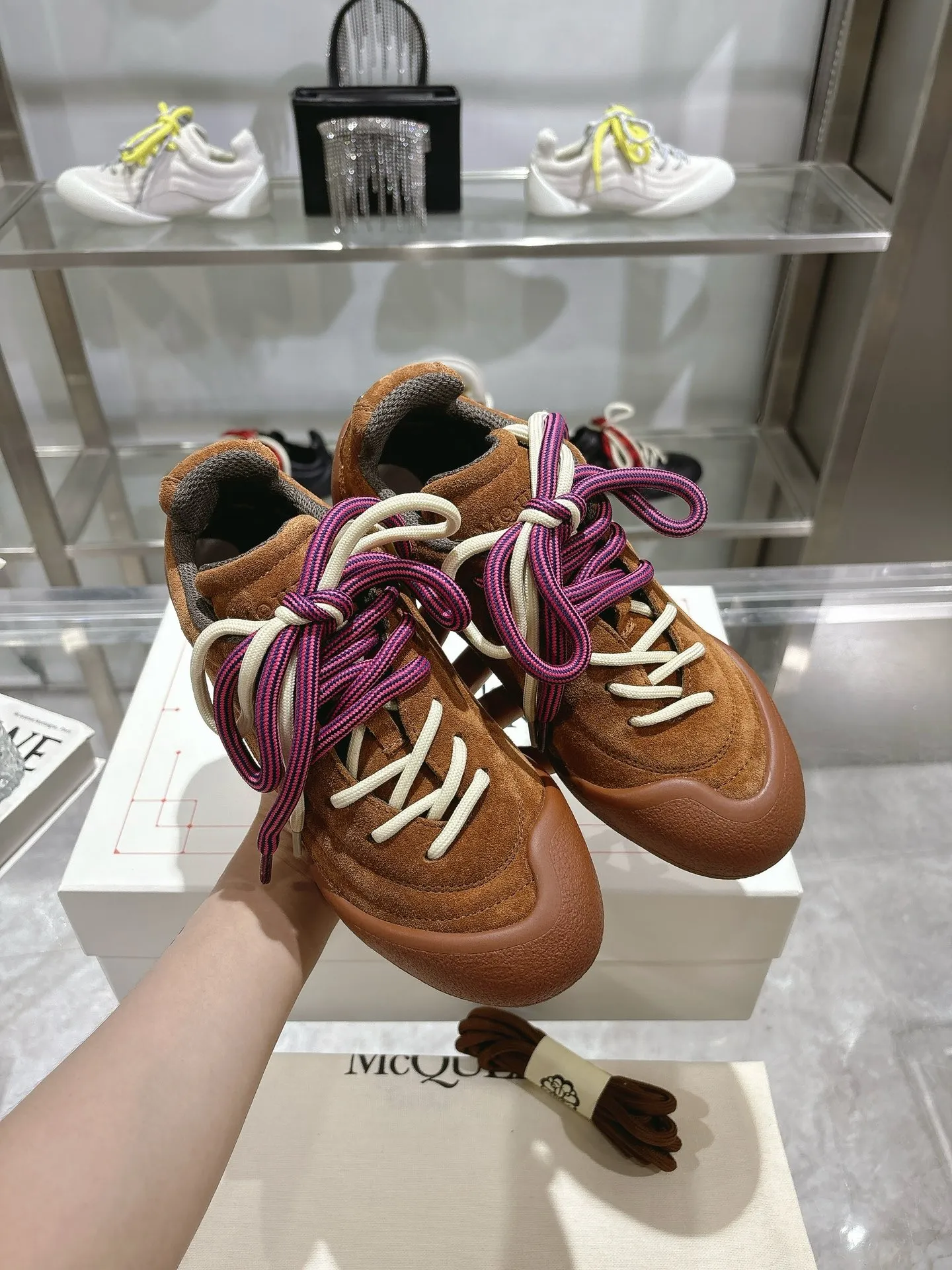 p580💰Couple model 𝐀𝐥𝐞𝐱𝐚𝐧𝐝𝐞𝐫 𝐌𝐜𝐐𝐮𝐞𝐞𝐧#/Alexander McQueen’s latest Flexion series, retro, casual, sneakers, original purchase, development, production, this Flexion Off Low-top sneakers in white grained leather with varying sized laces and an anatomically inspired lightweight segmented sole. The reverse skull pattern is embossed on the heel. Fabric: Original customized imported first-layer cowhide. Lining: Customized imported breathable mesh lining. Sole: Original open-molded non-slip TPU material. Bottom thickness: 2CM. Size: #Female size 35-40 (40 customized, non-refundable) #Men’s code 39-45 (45 customized, non-refundable)